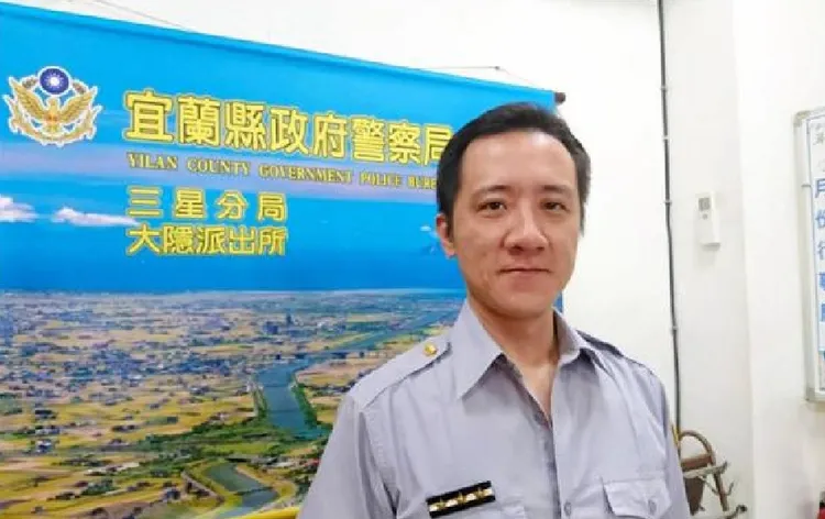 毛員去年違反防疫規定外出，闖紅燈把騎士撞成重傷。翻攝畫面