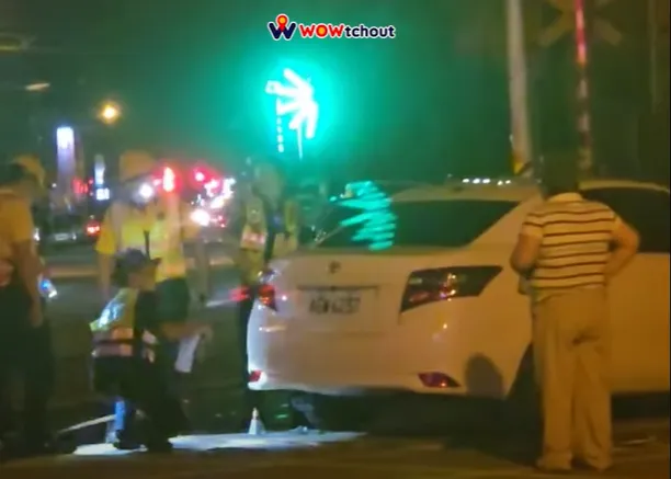 白色自小客車闖越平交道，最後遭普悠瑪擦撞車頭。翻攝WoWtchout - 地圖型行車影像分享平台 