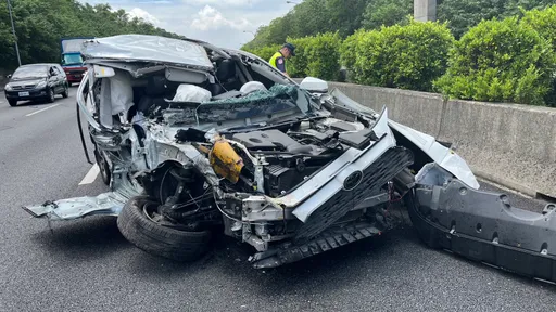 休旅车国道上分心猛撞工程车 车头全毁!驾驶受伤送医