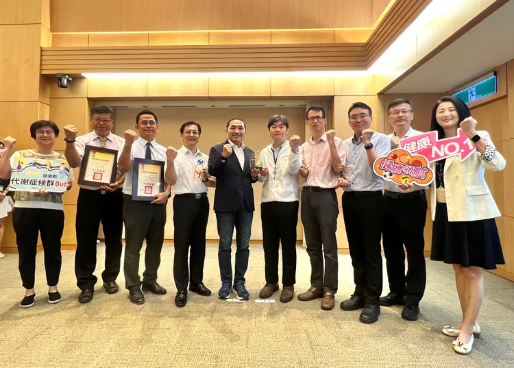 今日市政會議由教育局獻獎給市長侯友宜。教育局提供