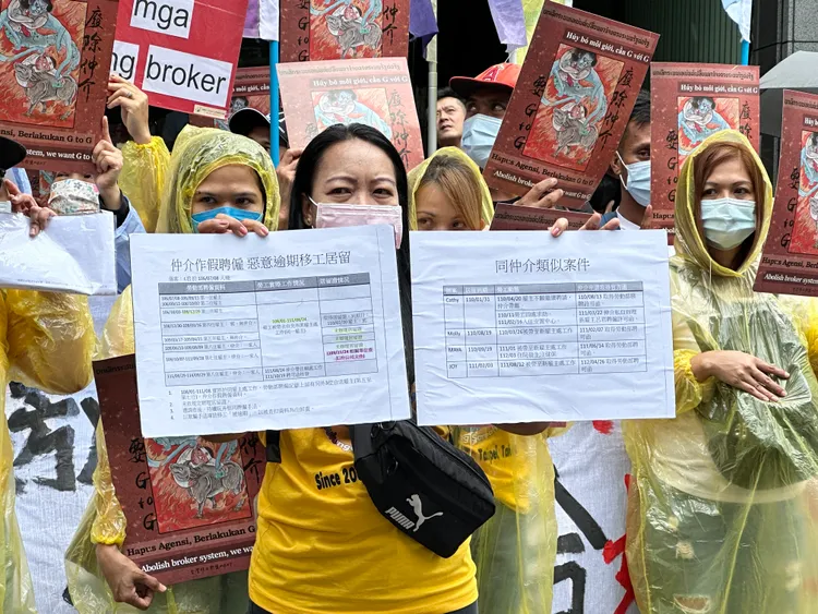 移工拿著手版資料，控訴仲介不負責任，導致移工居留證逾期。王良博攝
