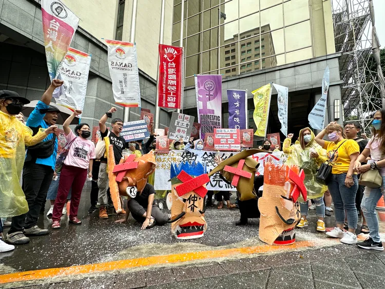 台灣移工聯盟在記者會中演出行動劇。王良博攝