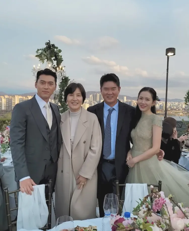 任鎮漢（右二）公開去年參加玄彬（左）、孫藝真（右）婚禮的合照。翻攝YouTube