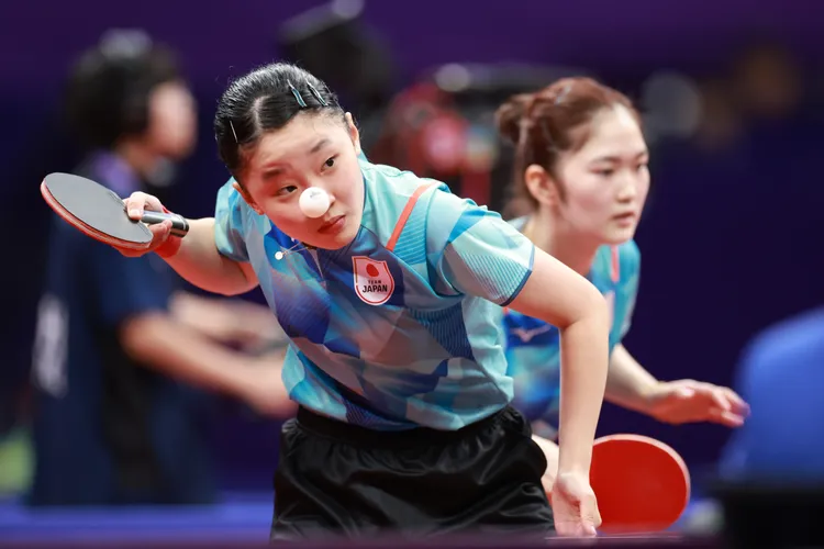 日本張本美和（左）、木原美悠，打下中國隊孫穎莎和王曼昱。新華社