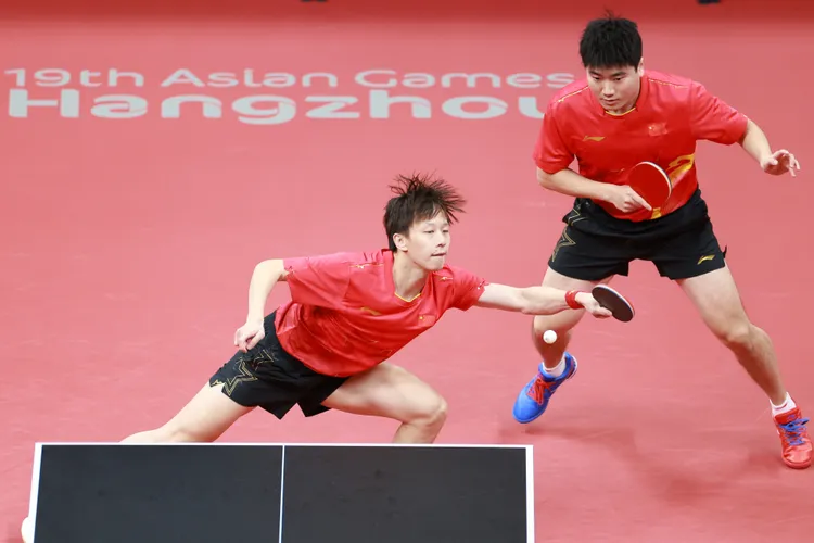 中國隊梁靖崑（右）和林高遠，今天在男雙4強戰，敗給莊智淵與林昀儒。新華社