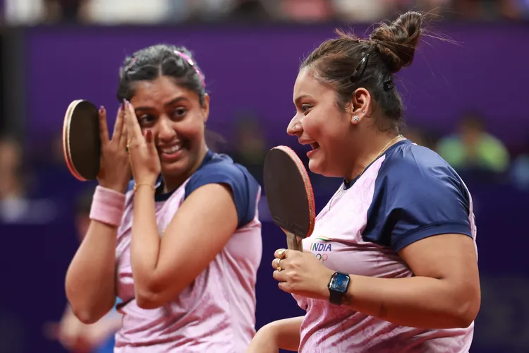 印度姊妹組合蘇蒂塔穆克吉（右）、艾希卡穆克吉對於能贏中國，驚喜萬分。新華社