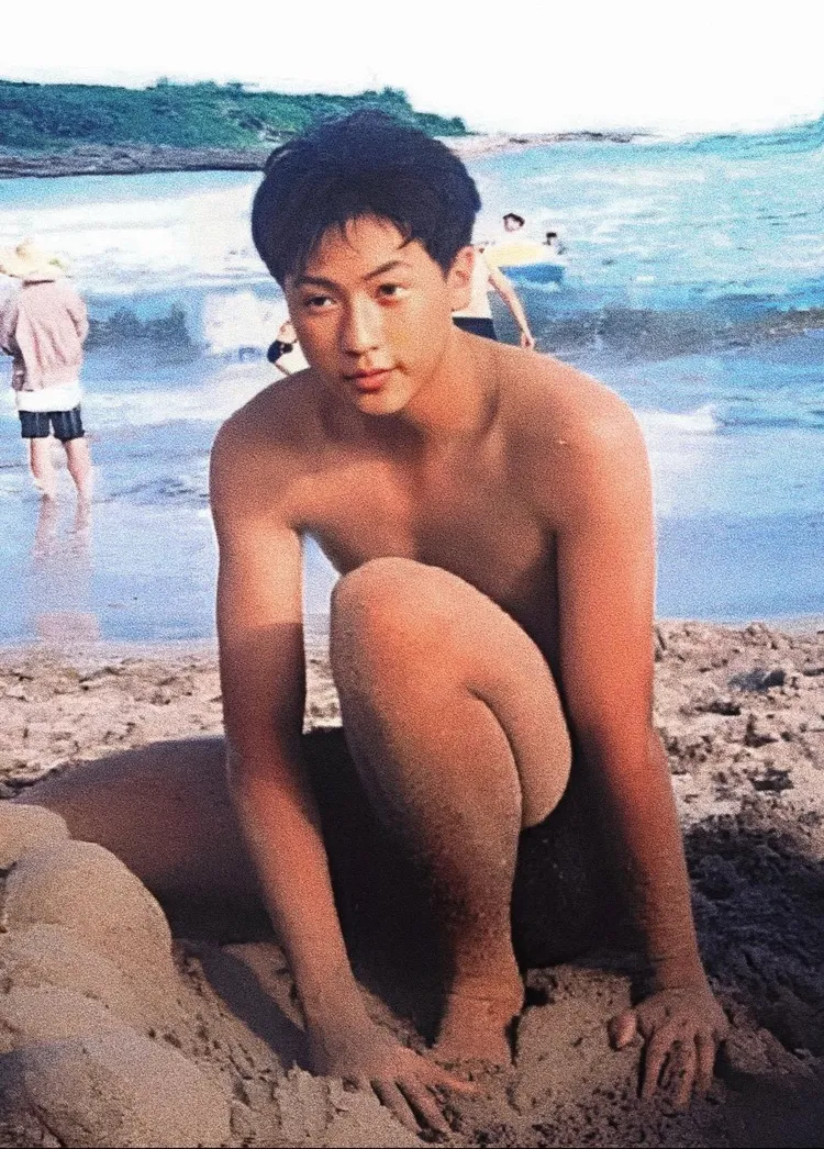 阿信曬出大學時期的露點戲水嫩照。翻攝阿信臉書