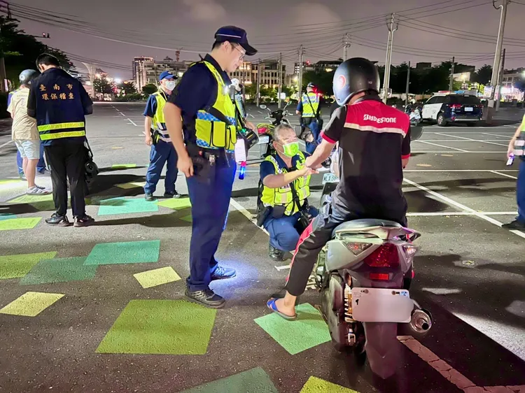 警方攔查67輛汽機車，舉發違規32件。讀者提供