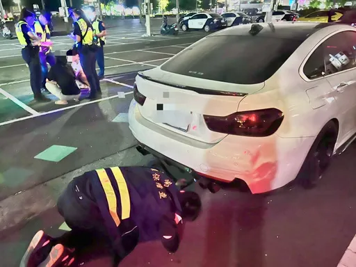 高调开4管BMW轰隆轰隆锵 活该被拦!竟是通缉犯还无照驾驶