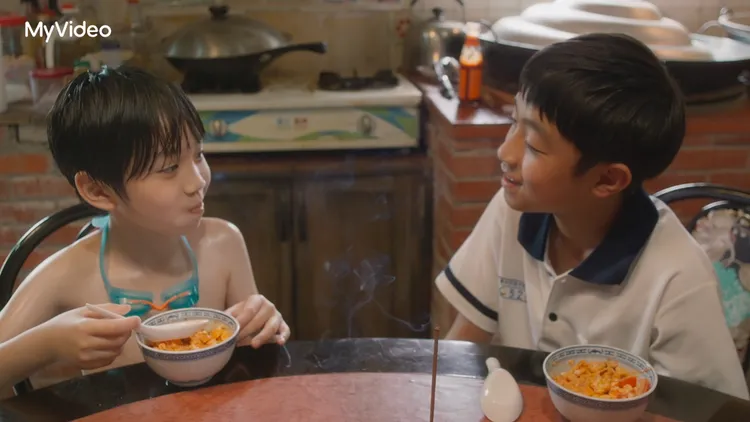 阮柏皓（右）成為張城熙與母親之間的溝通橋樑。MyVideo提供