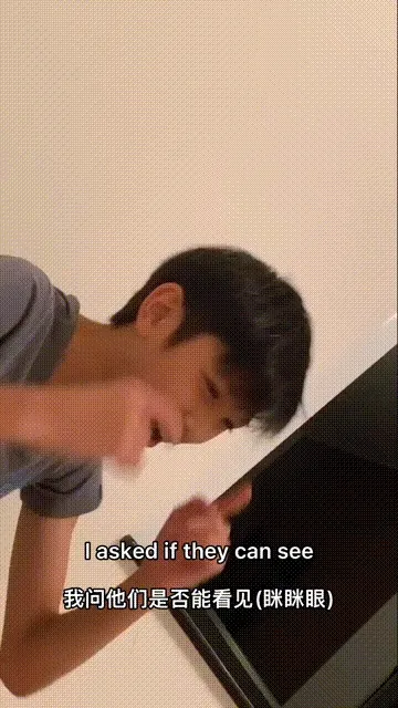 張慕童手舞足蹈Rap帶有歧視亞裔的歌詞。翻攝南都全娛樂微博