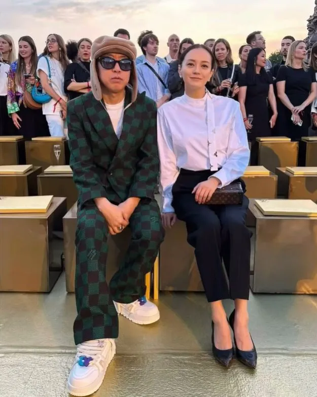 牧瀨里穗（右）日前和老公NIGO到巴黎欣賞LV男裝秀。翻攝rihomakise IG