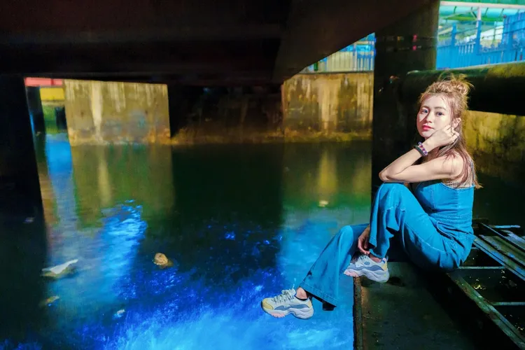 小默兒曾隨《17瘋開箱》節目赴馬祖追藍眼淚。（17LIVE提供）