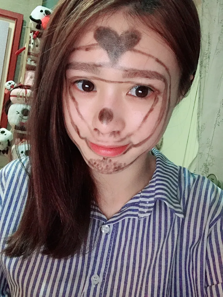 小默兒直播和粉絲玩遊戲，輸慘被畫成花臉。（17LIVE提供）