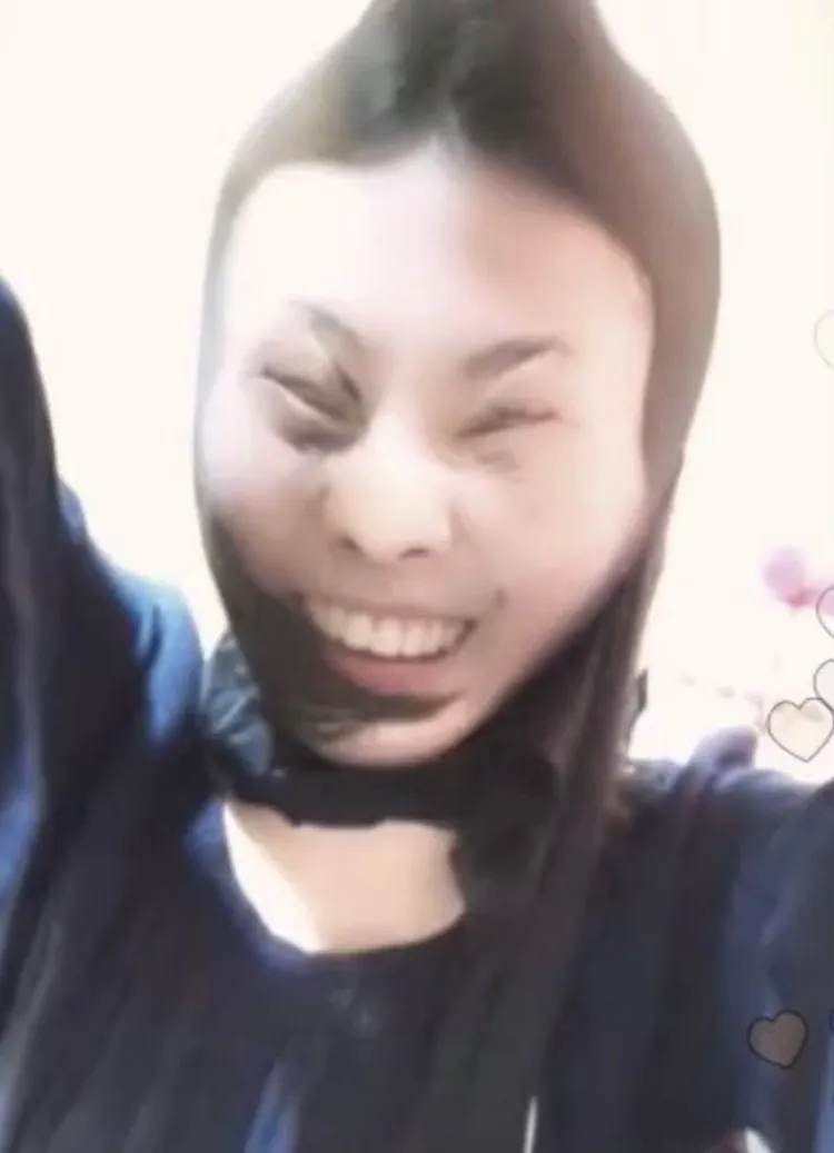 小默兒兌現和粉絲承諾，直播中絲襪套頭也不怕。（17LIVE提供）