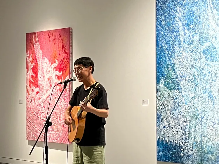 金曲歌王林生祥獻唱〈南風〉、〈漂島〉兩首歌曲，呼應藝術家與展覽主題的創作歌曲，並紀念他與林純用自1990年代共同參與美濃反水庫運動以來的深刻情誼。高美館提供