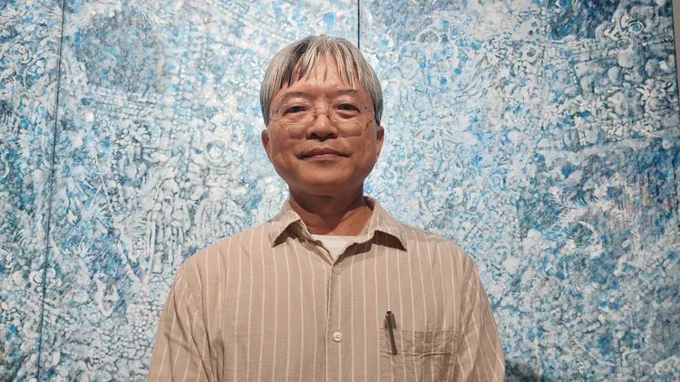 林純用在經歷公務人員、電影看板繪製等多重身份，回歸到純粹的藝術創作。凃建豐攝