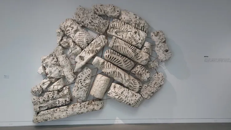 林純用個展透過鯨豚、海廢、消波塊、工業城市、歷史和政治等元素的編織，勾勒出台灣自身黑色文化的多重層面。凃建豐攝