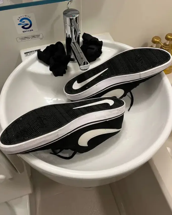 男網友先前在日本旅遊時，冒著風雨去吃碗拉麵，結果新鞋全「泡湯」了。翻攝自論壇Dcard