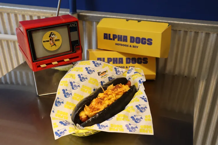 Mac n Cheese竹炭脆脆熱狗堡售價145元。業者提供