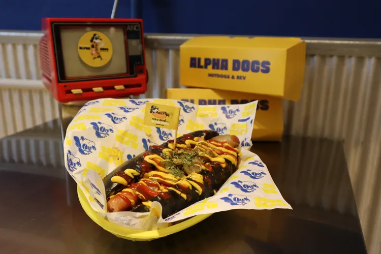 經典竹炭熱狗堡售價130元。業者提供