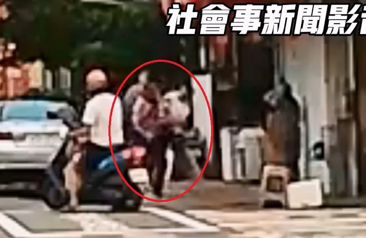 兒子為了保護媽媽，連續朝爸爸頭部出拳。翻攝「社會事新聞影音」