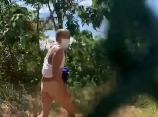 變態男偷窺美艷檳榔西施「嚕管」 東窗事發被趕!光著屁股落跑