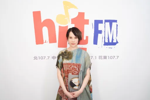 杨乃文戴耳机拿平板美得像在写诗 一秒歪楼「在追剧」!