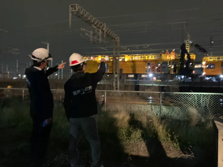 東南水泥去年4月初進行拆除儲料槽高塔工程，卻因施工不慎壓損高壓線路，造成雙鐵停擺。資照　市府提供