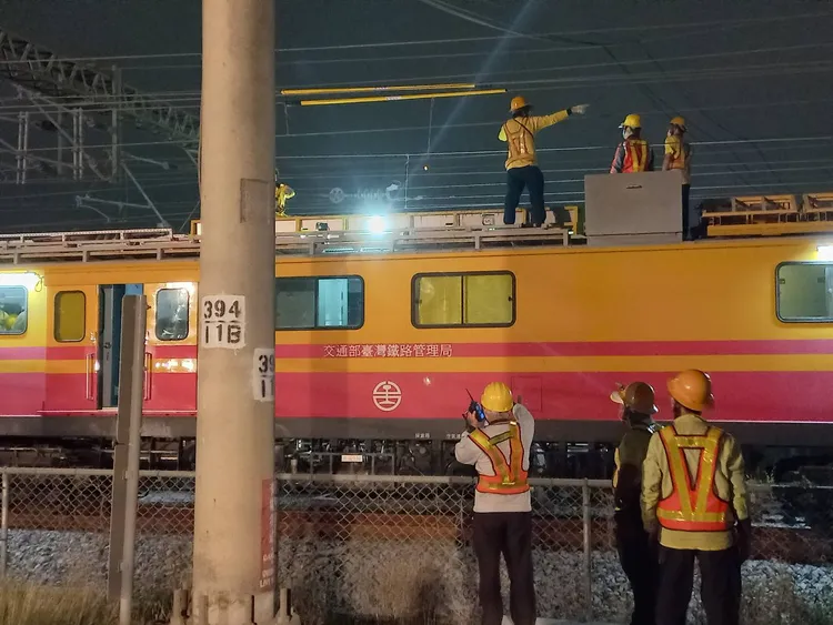 東南水泥去年4月初進行拆除儲料槽高塔工程，卻因施工不慎壓損高壓線路，造成雙鐵停擺。資照　市府提供