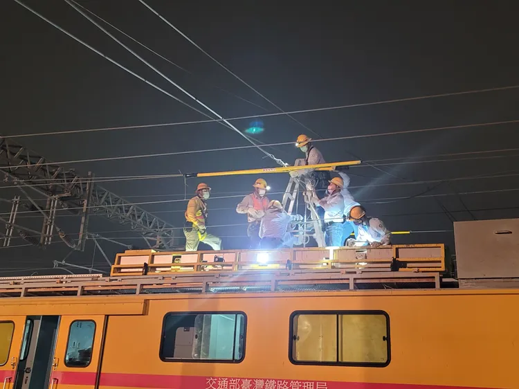 東南水泥去年4月初進行拆除儲料槽高塔工程，卻因施工不慎壓損高壓線路，造成雙鐵停擺。資照　市府提供