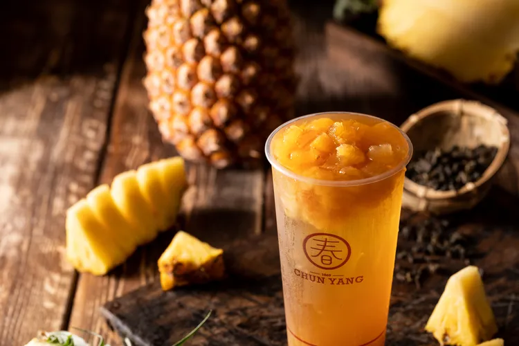 春陽茶事招牌之一的鳳梨蜜烏龍。業者提供