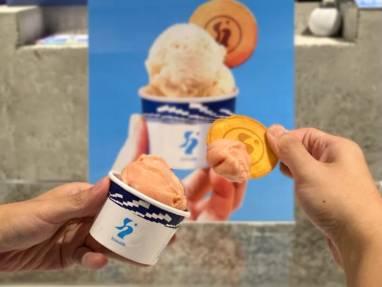 hiwalk gelato蛋捲餅乾沾冰淇淋，獨創冰淇淋新吃法。業者提供