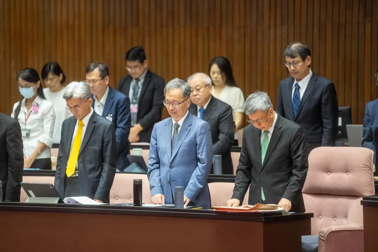 出席官員起身默哀一分鐘。取自游錫堃臉書