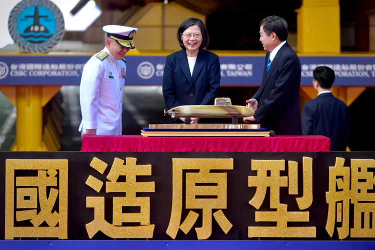 總統蔡英文親自操作擲瓶。林林攝