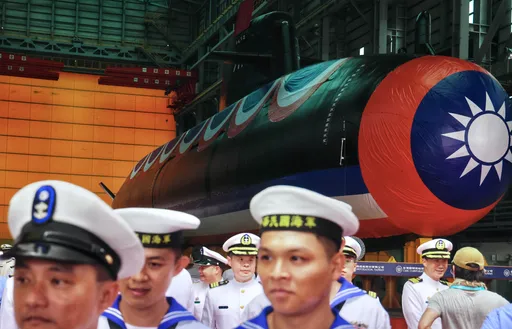 首艘潛艦國造「海鯤號」亮相!今命名下水 蔡英文親擲瓶畫面曝光