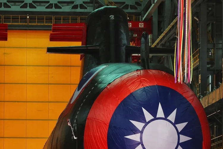 蔡英文操作擲瓶機關。林林攝