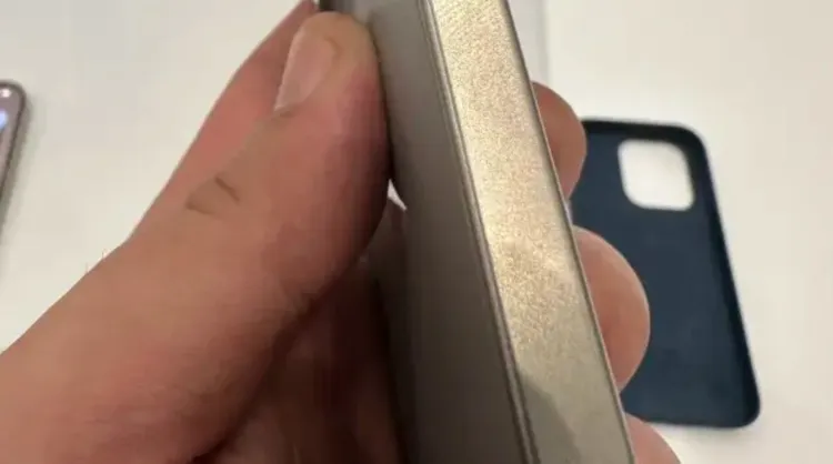 CNBC記者Kif Leswing在發表會當天試用也發現鈦金屬很容易沾上指紋，宛如「指紋磁鐵」。不過鈦金屬讓手機重量明顯變輕，他認為很容易沾上指紋瑕不掩瑜，因為大部分的人都會套上保護殼。翻攝CNBC