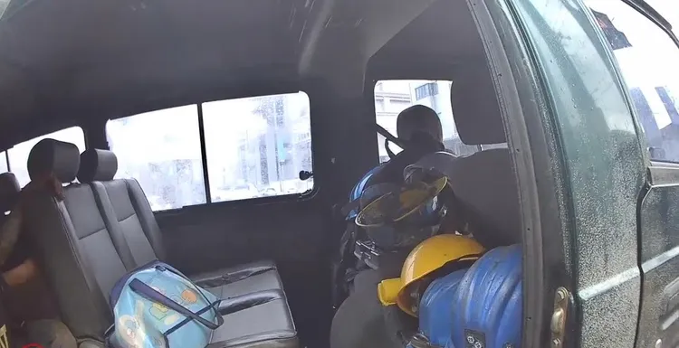 廂型車內有7男1女共8名逃逸移工。民眾提供