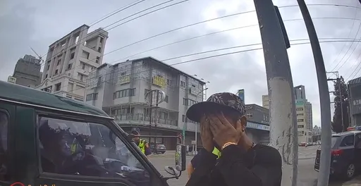 廂型車違停引警查 車內8乘客全是這身分!沒人想逃原因曝