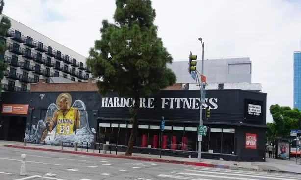 位於洛杉磯市中心一處健身房外牆，一幅紀念已故美國籃球明星柯比．布萊恩（Kobe Bryant）與女兒吉安娜（Gianna）的大型塗鴉，傳出屋主有意清除，引發數千人上網請願。中央社