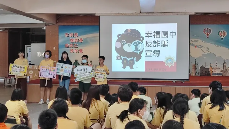 龜山警分局利用幸福國中朝會時間宣導防詐。龜山警分局提供