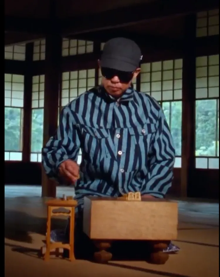 Nigo身著Dazzle系列的條紋團套裝亮相。翻攝品牌秋冬形象片