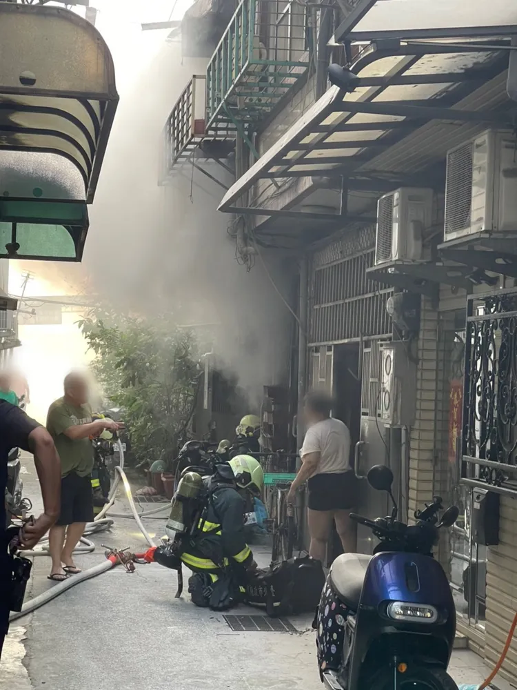 屋內冒出濃煙。翻攝畫面