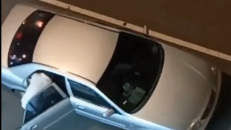 男子剛鑽進後座，車子突加速駛離。取自社會事