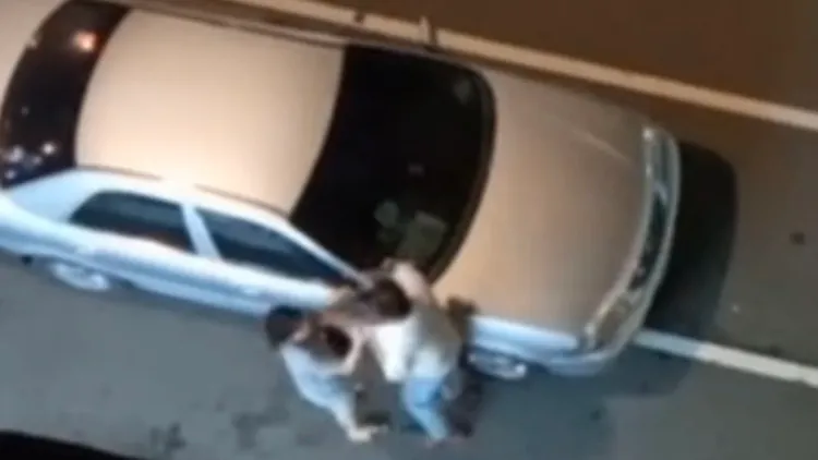 怨偶在街頭大吵、拉扯。取自社會事