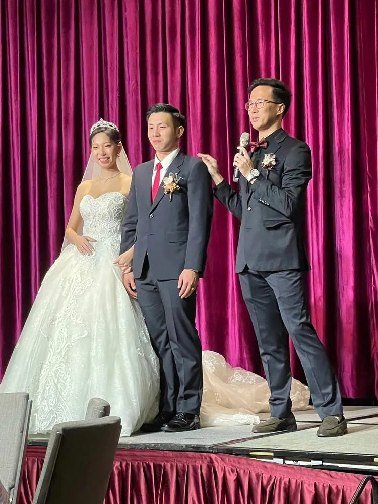 王樹偉(右)在新郎江天豪婚宴中上台致詞。翻攝自王樹偉臉書