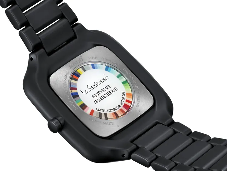 鈦金屬底蓋藍寶石水晶錶背上刻印有Le Corbusier色帶。品牌提供