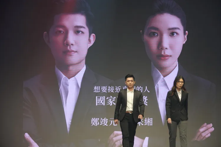 獲警光獎的鄭竣元及林采緗。江孟謙攝