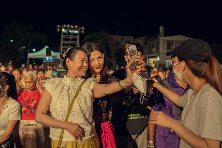 廖麗君（左二）與熱情粉絲合照。 渥洛克企業提供